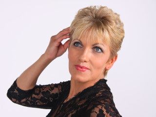 SexyIrinka - Ich liebe Männer und denke, dass sie es verdienen, das beste reife Model mit großen natürlichen Brüsten, rundem Arsch, tollen Beinen und Füßen und einer beschnittenen Schmetterlingsmuschi in Webcam-Action zu sehen!